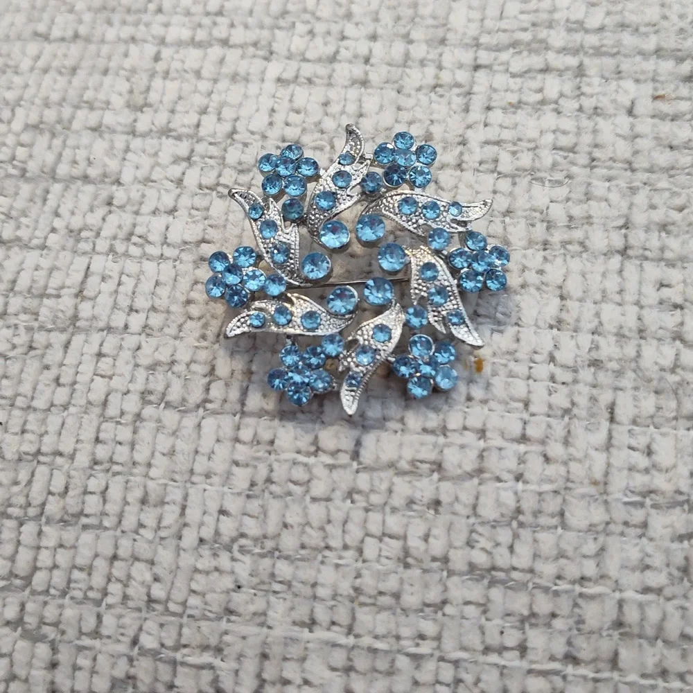 Brooch Blue Floral Rhinestone Sparkly Silver Tone Vintage About 2" - Picture 4 of 5